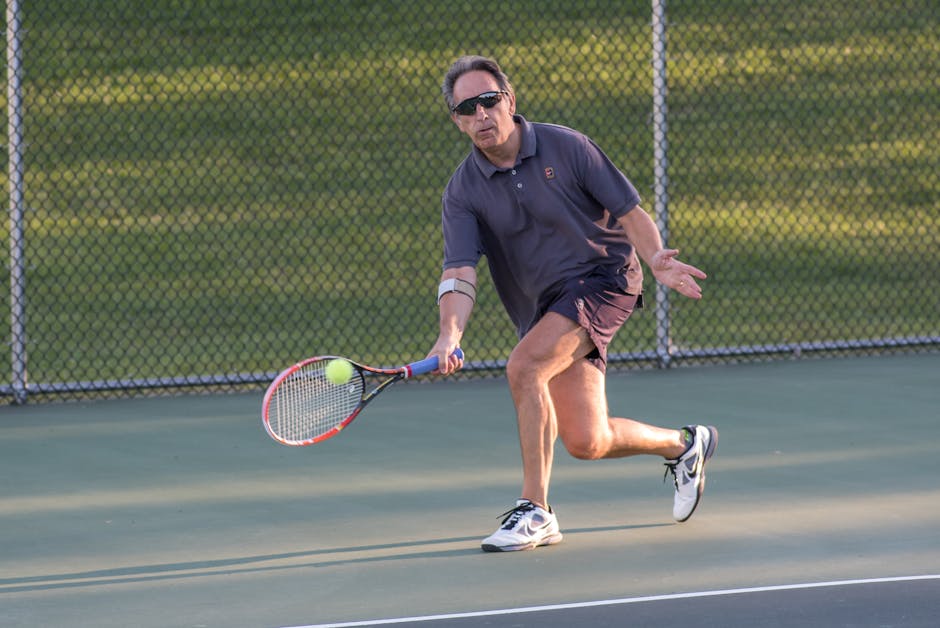 Adulto ejecutando el saque en pista de tenis