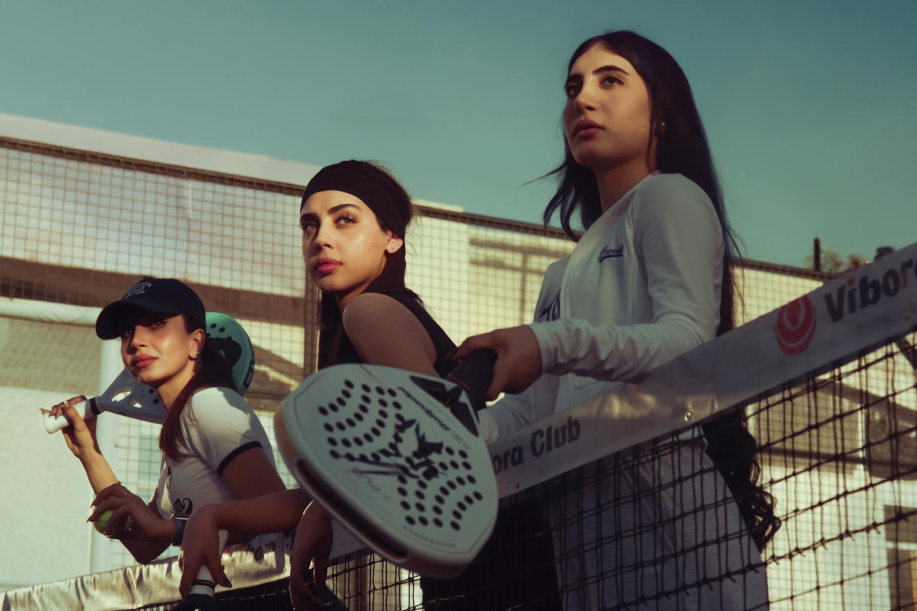 Grupo de adultos en clase de tenis intensiva