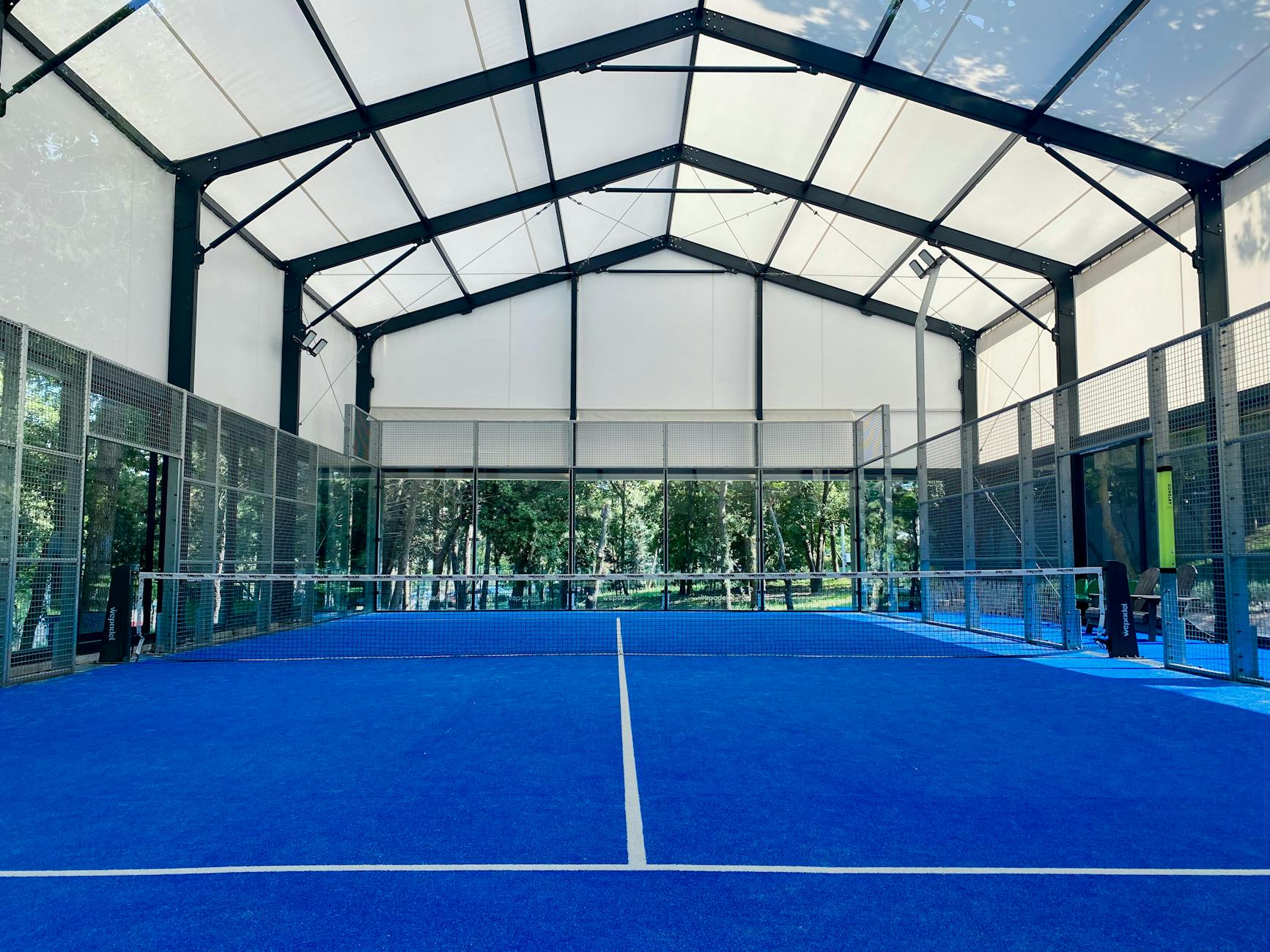 Pista de tenis al amanecer en Murcia
